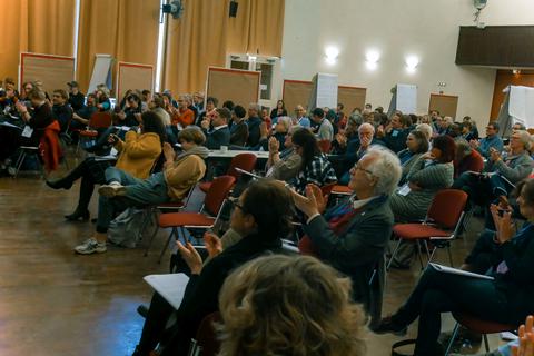 Teilnehmerinnen und Teilnehmer der Zukunftskonferenz 2019 applaudieren in der Stadthalle Wattenscheid.