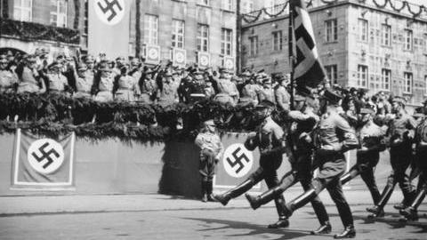 Historisches Bild eines Aufmarsches von Nationalsozialisten.