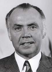 Porträt von Herrn Erwin Topp, war vom 26. Januar 1968 bis zum 22. Januar 1971 Oberbürgermeister in Wattenscheid, schwarz-weiß Aufnahme