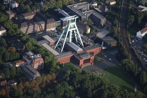  Die Luftaufnahme vom 3. September 2016 zeigt den Förderturm und das Deutsche Bergbau-Museum in Bochum. 