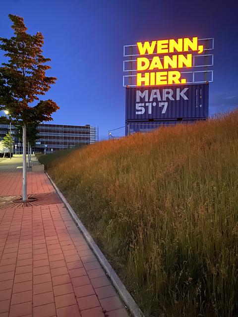 Leuchtender Schriftzug "Wenn, dann hier" auf der Entwicklungsfläche Mark 51°7