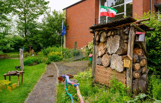 Schulgarten der Köllerholzschule mit Insektenhotel