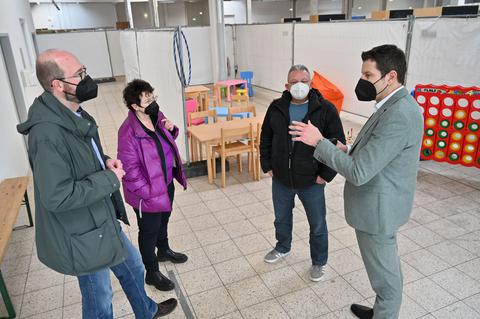 Sebastian Kopietz, Britta Anger und Thomas Eiskirch besichtigen die neue Anlaufstelle für ukrainische Geflüchtete.