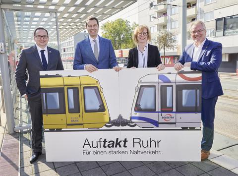 Die Oberbürgermeister*innen, die das Signet des Projektes an der Haltestelle Buerer Straße in Gelsenkirchen aus zwei Teilen zusammenfügen, (von links) Thomas Kufen (Oberbürgermeister Stadt Essen), Thomas Eiskirch (Oberbürgermeister Stadt Bochum), Karin Welge (Oberbürgermeisterin Stadt Gelsenkirchen) und Marc Buchholz (Oberbürgermeisterin Stadt Mühlheim/Ruhr)