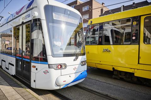 Bahnen der BOGESTRA und der Ruhrbahn, die sich an der Haltestelle Buerer Straße in Gelsenkirchen treffen