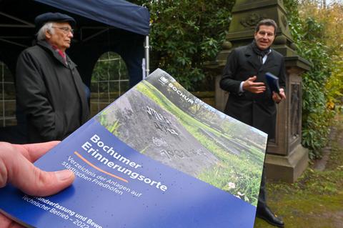 Oberbürgermeister Thomas Eiskirch stellt am 28.10.2022 auf dem Friedhof an der Blumenstraße die Sammlung der Erinnerungsorte vor und erläutert, welche historischen Gedenkstätten nun als erste überarbeitet und saniert werden.