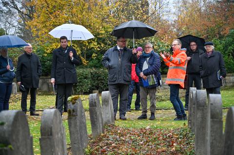 Oberbürgermeister Thomas Eiskirch stellt am 28.10.2022 auf dem Friedhof an der Blumenstraße die Sammlung der Erinnerungsorte vor und erläutert, welche historischen Gedenkstätten nun als erste überarbeitet und saniert werden.