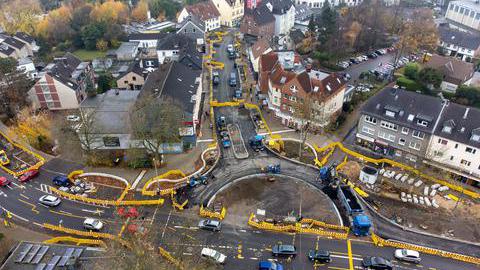 Die Luftaufnahme vom 1. Dezember 2022 zeigt einen im Bau befindlichen Kreisverkehr in Bochum-Weitmar.