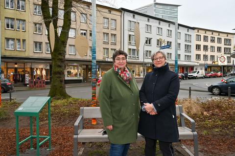 Bezirksbürgermeisterin Gabriele Spork und Künstlerin Dorothee Schäfer.