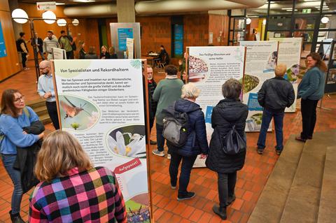 Besucher in der Ausstellung