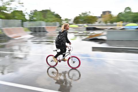 Ein Kind fährt auf einem Fahrrad