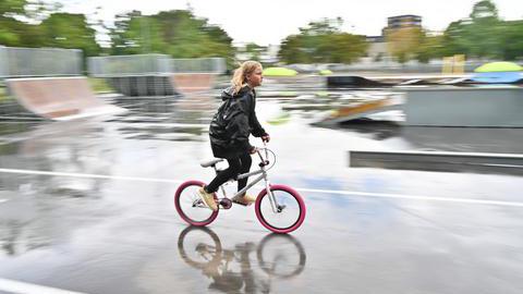 Ein Kind fährt auf einem Fahrrad