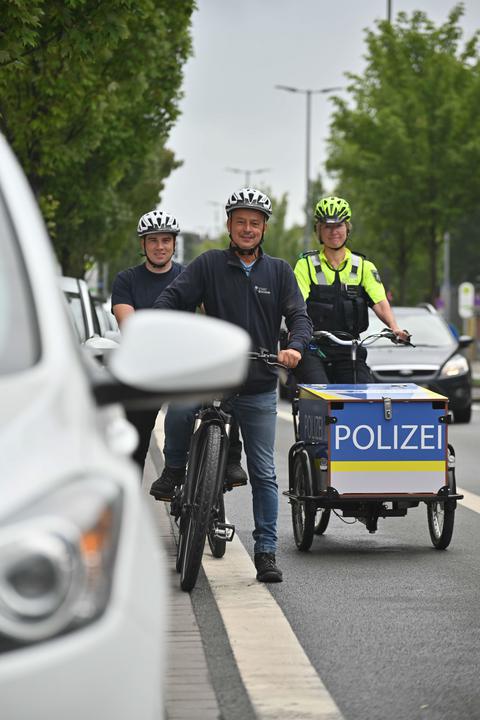 2 Mitarbeiter des Ordnungsamtes und eine Polizistin auf einem Fahrrad