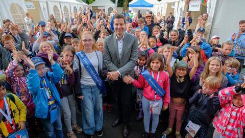 Oberbürgermeister mit Kindern