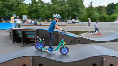 Junge auf einem Roller