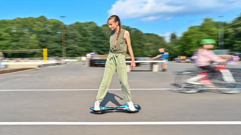 Jugendliche auf Wakeboard