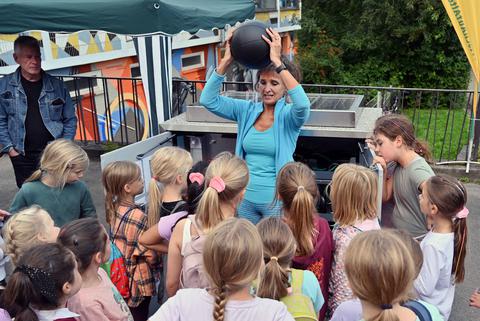 Menschen vor Container