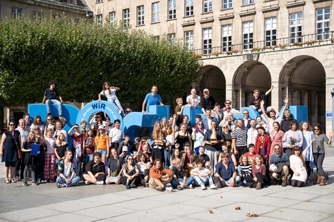 Menschen vor dem Rathaus