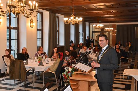 Oberbürgermeister Thomas Eiskirch spricht während der Einbürgerungsfeier im Rathaus in Bochum am 21. September 2023 zu den Gästen.