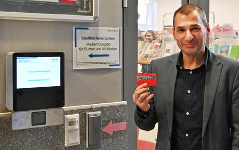 Meheddiz Gürle, Leiter der Stadtbücherei Bochum, bei der Eröffnung der Open Library in Linden.