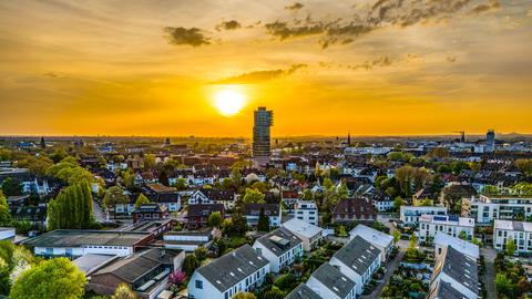 Die Luftaufnahme den Sonnenuntergang hinter dem Exzenterhaus in Bochum.
