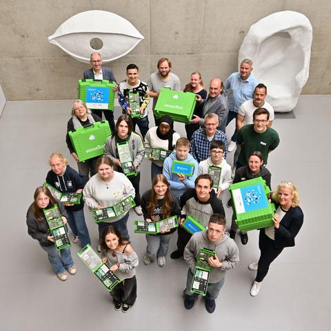 Elke Temme und Dietmar Diekmann überreichen die Senseboxen der Erich-Kästner-Gesamtschule.