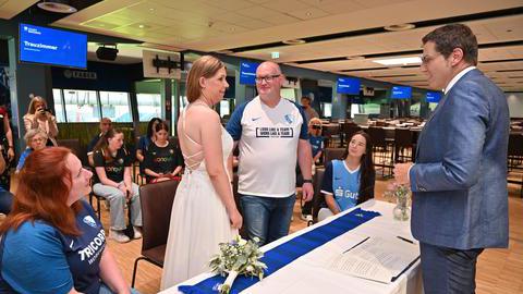 Oberbürgermeister Thomas Eiskirch traute das Brautpaar Melanie Allenstein und Roland Plewka