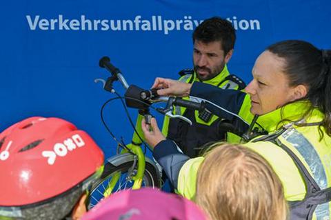 Kinder lernen, wie sie ihr Fahrrad verkehrssicher machen