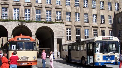 historische Busse vor dem Bochumer Rathaus