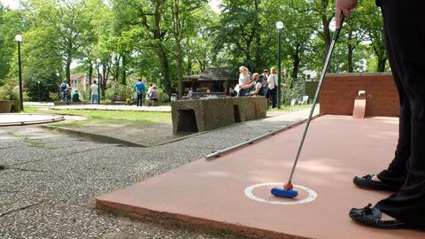 Eine Minigolfanlage mit einer Person, die Minigolf spielt.