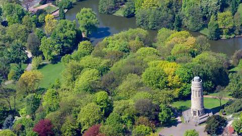 Stadtpark aus der Luftperspektive mit Blick auf den Bismarckturm.