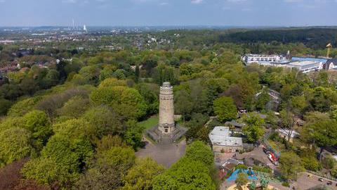 Luftbild mit Sicht auf den Bismarckturm und den Park.