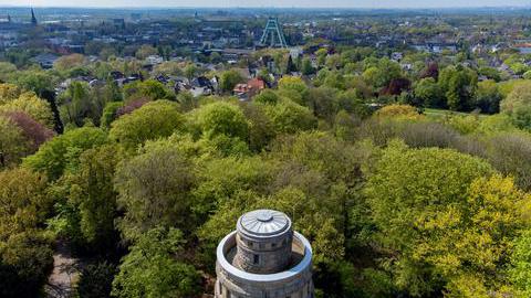 Luftbild mit Blick auf den Bismarckturm und in der Ferne den Förderturm.