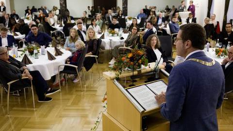 Oberbürgermeister spricht am Pult