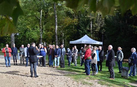 Der Oberbürgermeister hält im Stadtpark eine Rede vor dem Publikum.