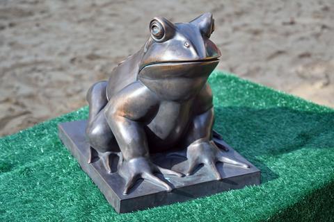 Eine Frosch Skulptur.