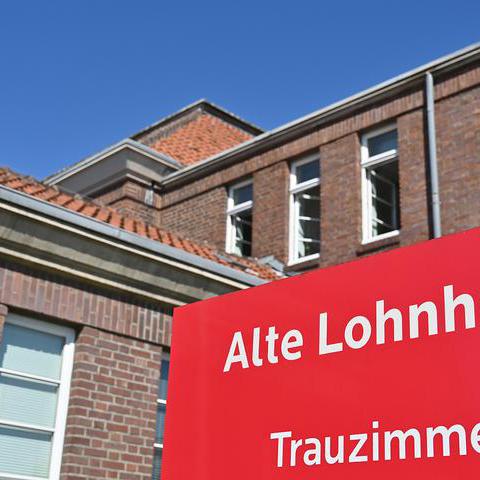 Ein Schild weist auf den Eingang des Trauzimmers der Alten Lohnhalle in Bochum-Wattenscheid hin.