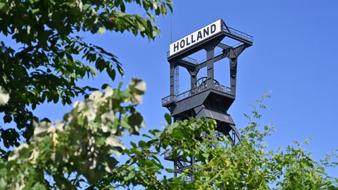 Der Förderturm der Zeche Holland. Er befindet sich in der Nähe der Alten Lohnhalle. 