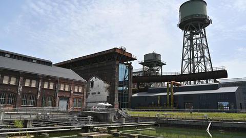 Das Dampfbeläsehaus befindet sich auf dem Gelände der Jahrhunderthalle Bochum. Vor dem Dampfgebläsehaus ist ein Wasserbecken angelegt, neben dem große alte Wassertürme stehen. Auch ist dort die Turbinenhalle. 