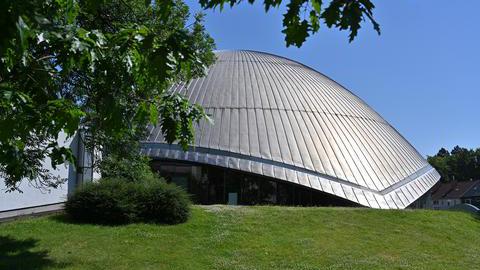 Das Gebäude des Planetariums besteht aus einer großen Kuppel aus Stahl und befindet sich auf einem Hügel.