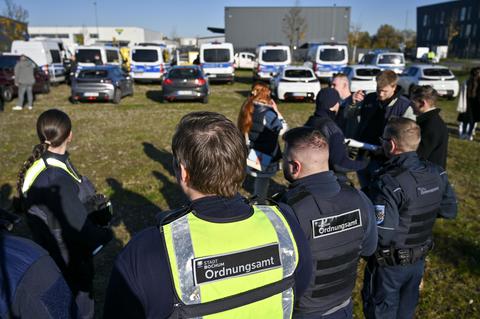 Einsatzkräfte verschiedener Behörden vor einer große angelegten Kontrolle in Bochum