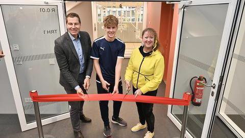 Oberbürgermeister Thomas Eiskirch, Maximilian Wieczorek und Staatssekretärin Andrea Milz bei der Eröffnung der neuen Dreifachsporthalle inklusive Mensa und Unterrichtsräumen am Märkischen Gymnasium in Bochum-Wattenscheid.