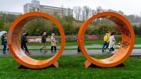 Personen laufen entlang eines Radweges