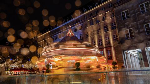 Lichtbahnen vor Weihnachtsmarktperspektive