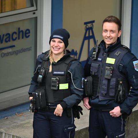 Eine junge Frau und ein junger Mann in dunkelblauer Uniform des Ordnungsdienstes der Stadt Bochum.