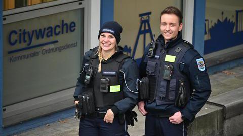 Eine junge Frau und ein junger Mann in dunkelblauer Uniform des Ordnungsdienstes der Stadt Bochum.