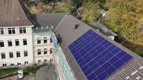 Installation einer Photovoltaikanlage auf dem Dach der Theodor-Körner-Schule in Bochum