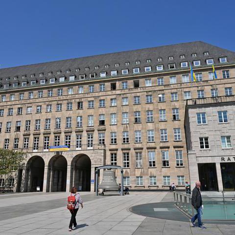 Das Bochumer Rathaus und der Rathausvorplatz.