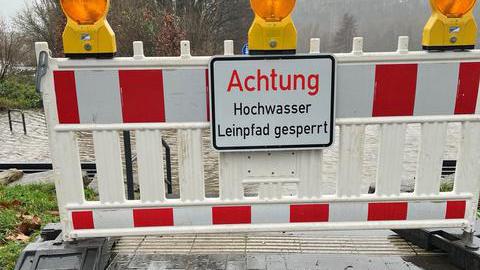 Absperrung mit Schild Leinpfad gesperrt