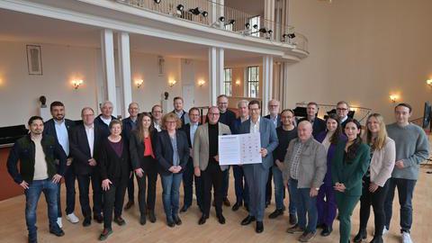 Ein Gruppenbild bei der Unterzeichnung der Erklärung "Wir für Demokratie - Bochumer Versprechen" am 24. Januar 2025 im Schauspielhaus Bochum.